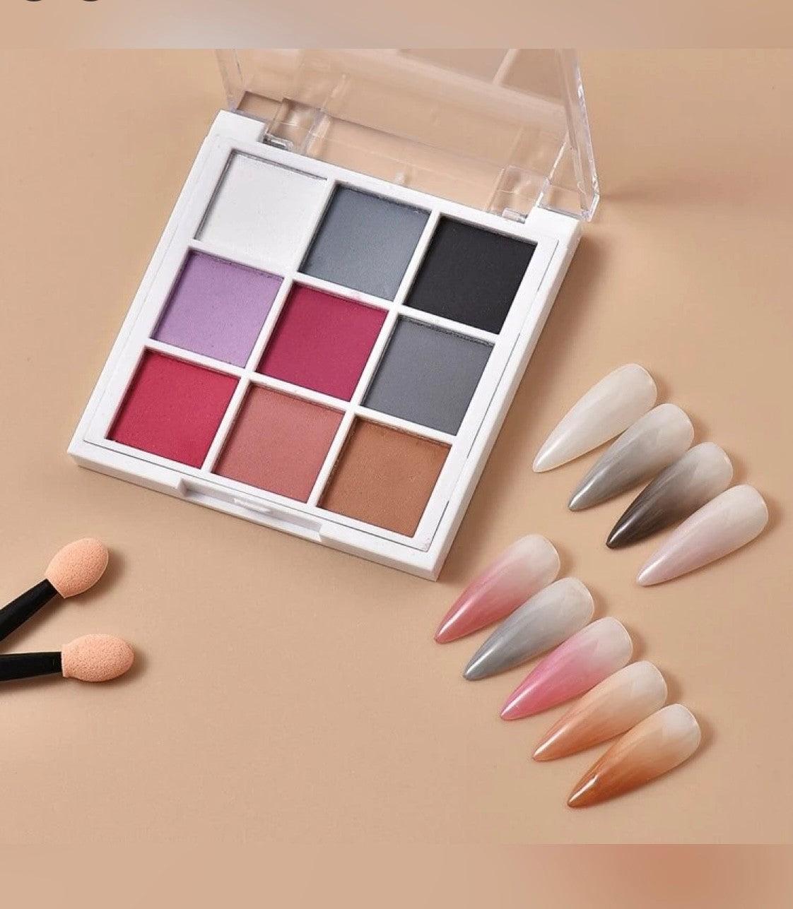 Boite de poudres compacts multicolores mattes